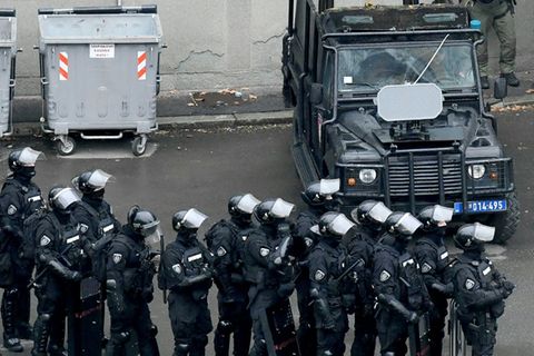 Polizeieinsatzwagen mit der mutmaßlichen Schallkanone
