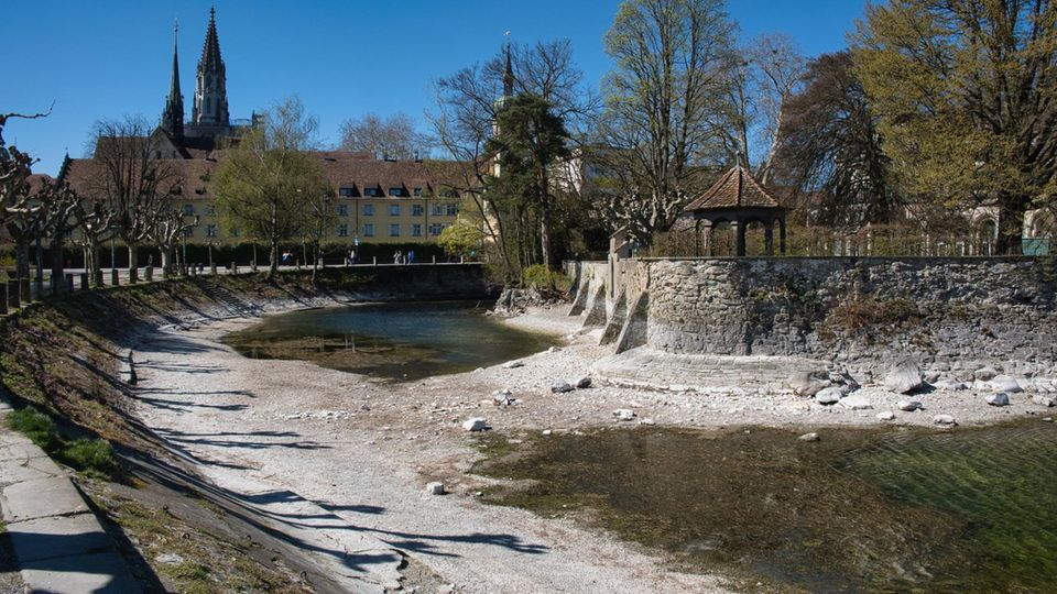 In Konstanz hat das Niedrigwasser des Bodensees die Landverbindung zur Dominikanerinsel am Stadtgarten freigelegt