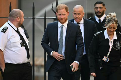 Prinz Harry und Polizisten am Dienstag in London