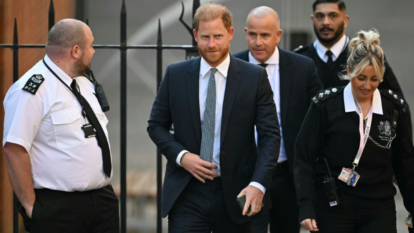 Prinz Harry und Polizisten am Dienstag in London