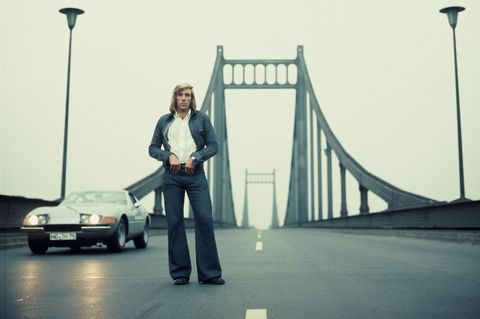 Günter Netzer steht auf der Rheinbrücke