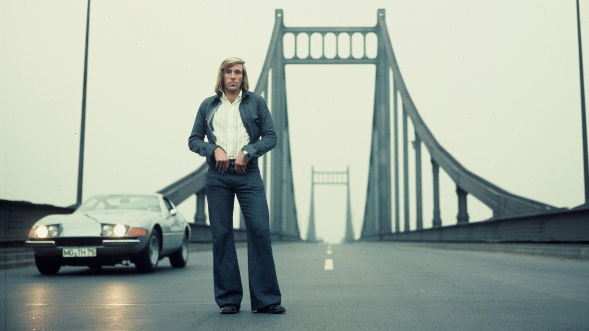 Günter Netzer steht auf der Rheinbrücke