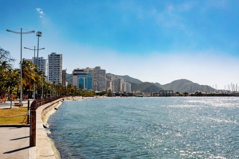 Eine Stadtansicht mit Strand und Meer von Santa Marta in Kolumbien