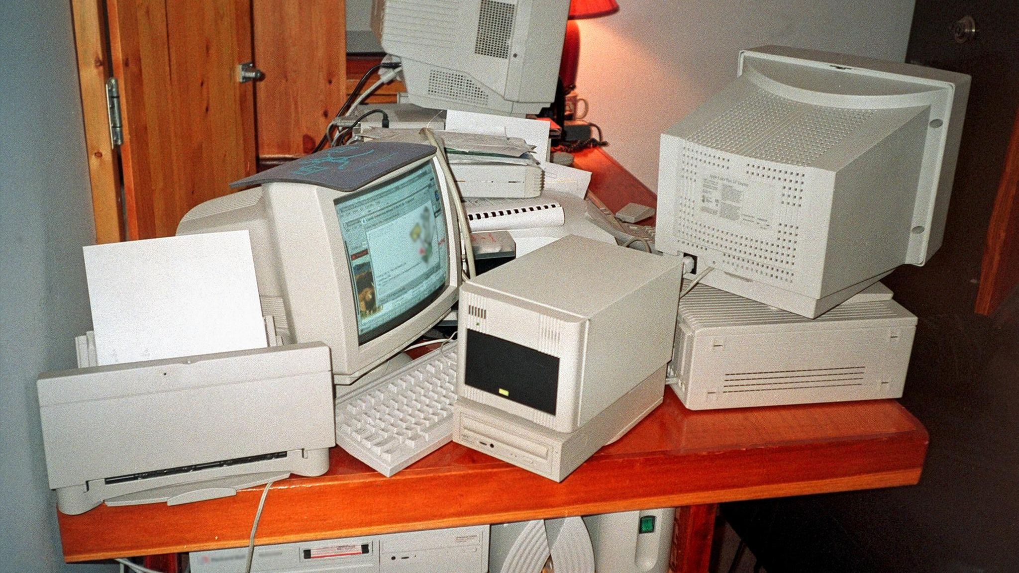Ein Schreibtisch voll mit alten Computern