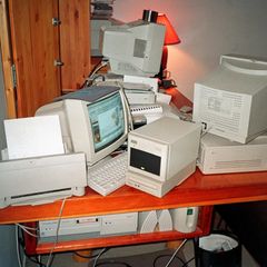 Ein Schreibtisch voll mit alten Computern