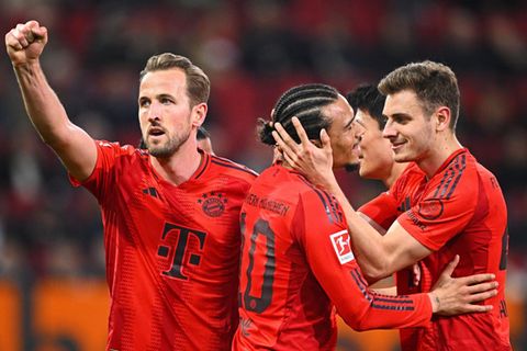 In blendener Form beim FC Bayern: Leroy Sané lässt sich für sein Tor gegen den FC Augsburg feiern