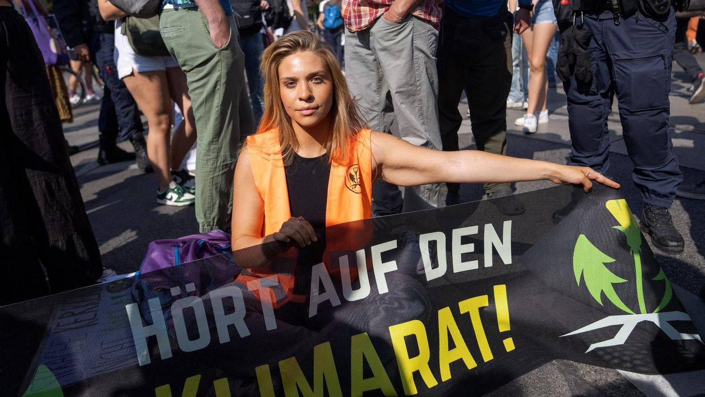 Anja Windl bei einem Protest 2023 in Wien: Die Aktivistin lebt seit sieben Jahren in Österreich