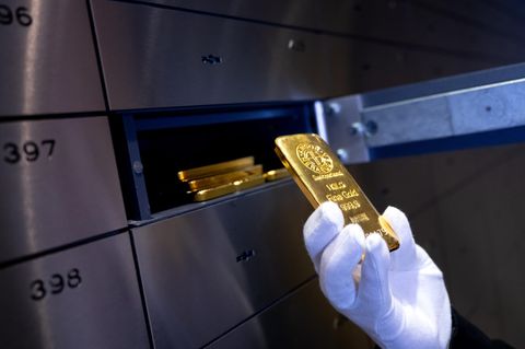 Gold wird aus einem Tresor geholt