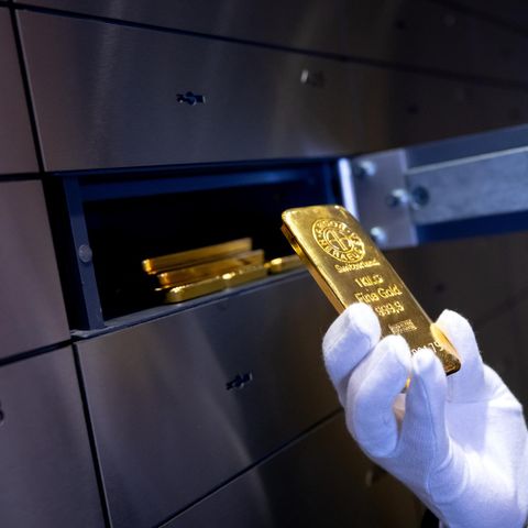 Gold wird aus einem Tresor geholt