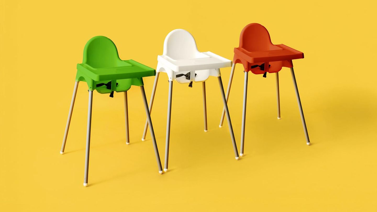 drei Kinderhochstühle auf gelbem Hintergrund