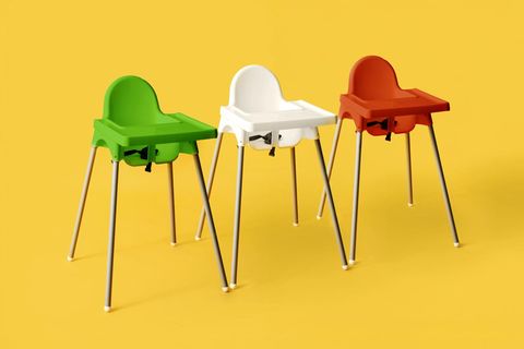 drei Kinderhochstühle auf gelbem Hintergrund