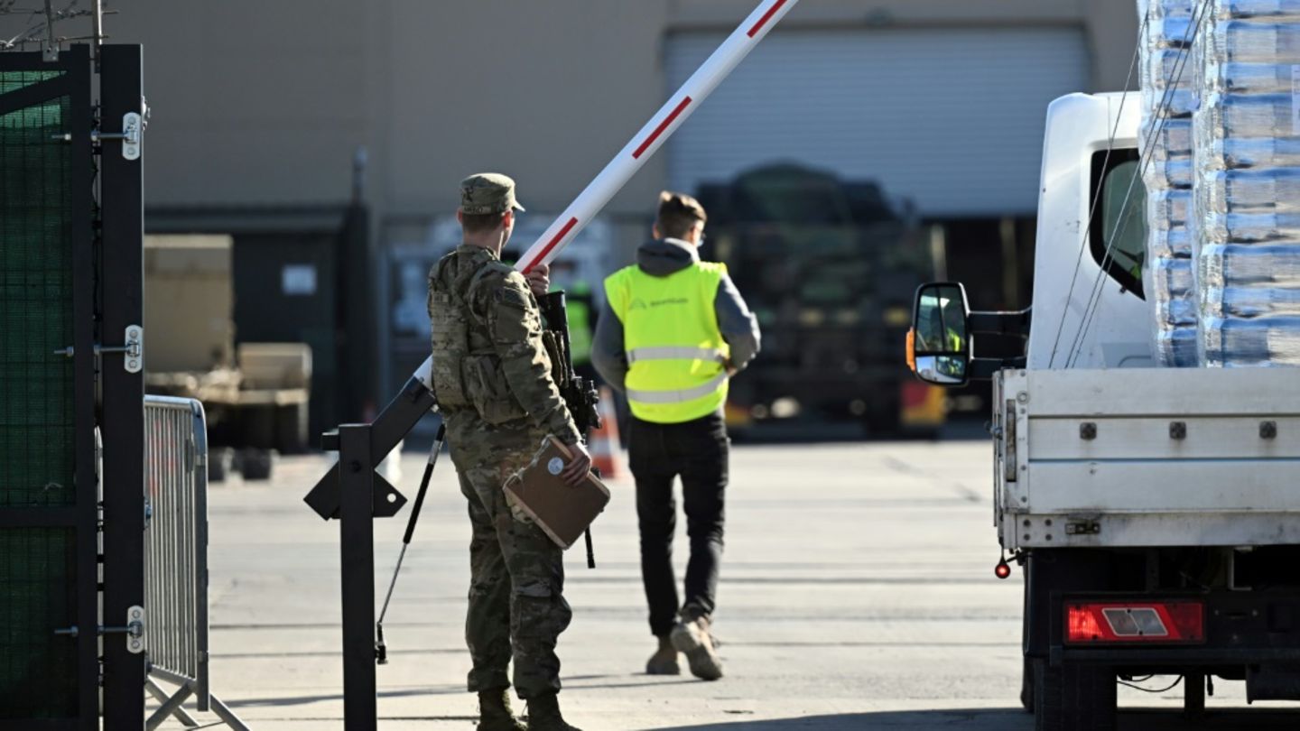 Ein US-Soldat auf einem Militärstützpunkt in Polen