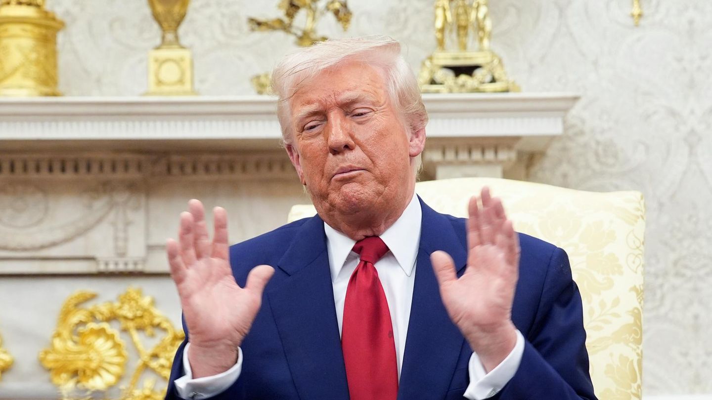 Donald Trump hebt beide Hände