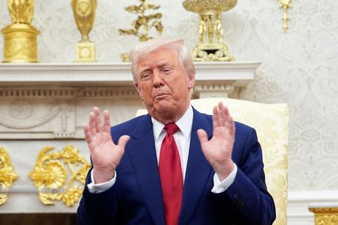 Donald Trump hebt beide Hände