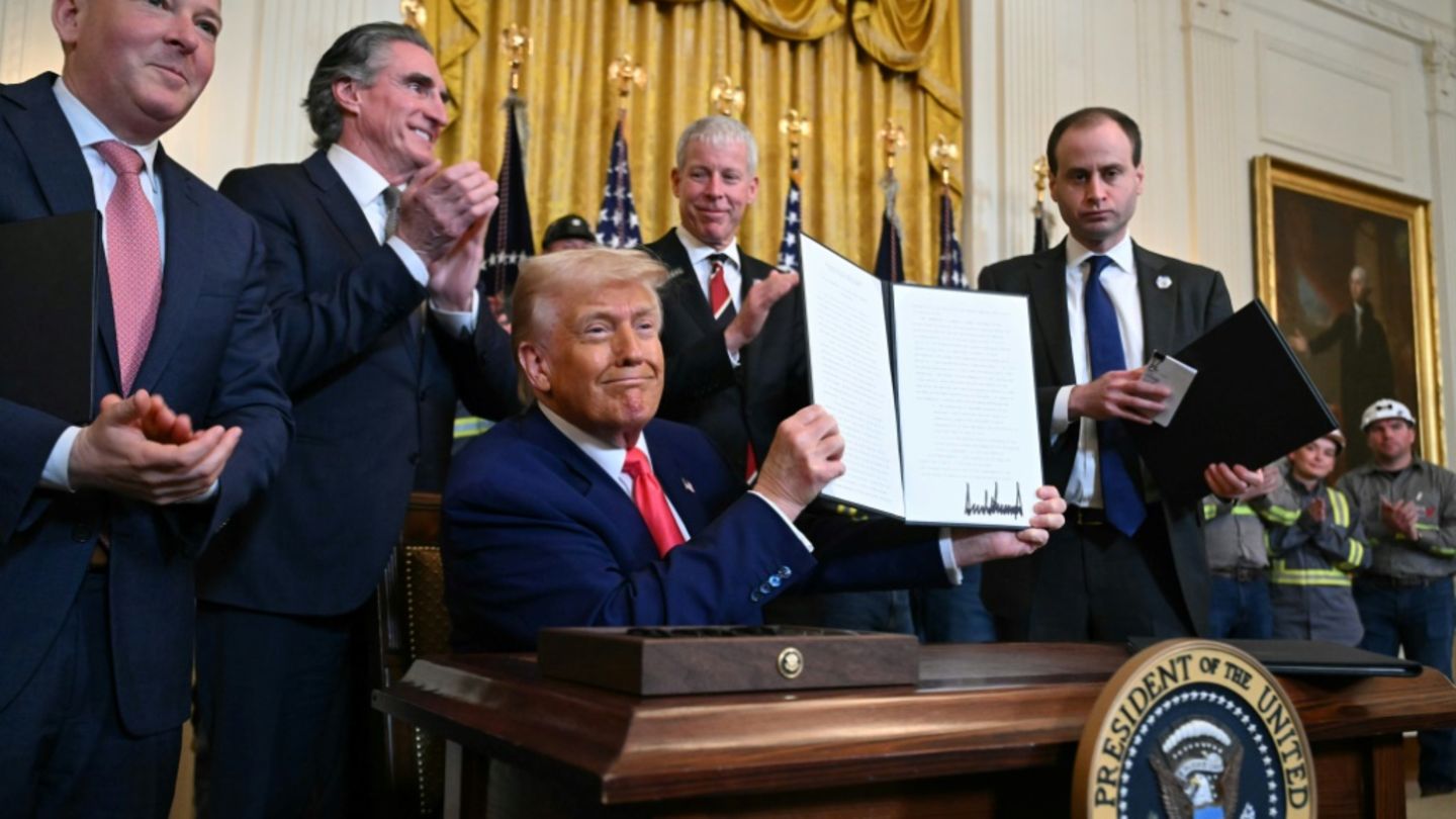 US-Präsident Donald Trump beim Unterzeichnen der Dekrete US-Präsident Donald Trump beim Unterzeichnen der Dekrete