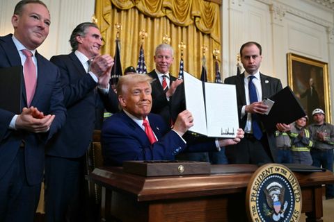US-Präsident Donald Trump beim Unterzeichnen der Dekrete