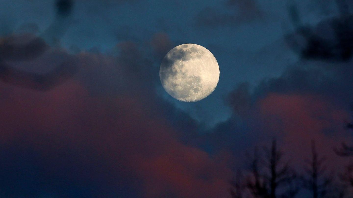 Vollmond vor pinken Nachtwolken, Pinker Minimond Pink Moon Symbolbild