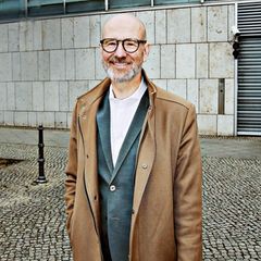 Peter Tauber in Berlin, schwarze Brille, brauner Mantel, in Berlin