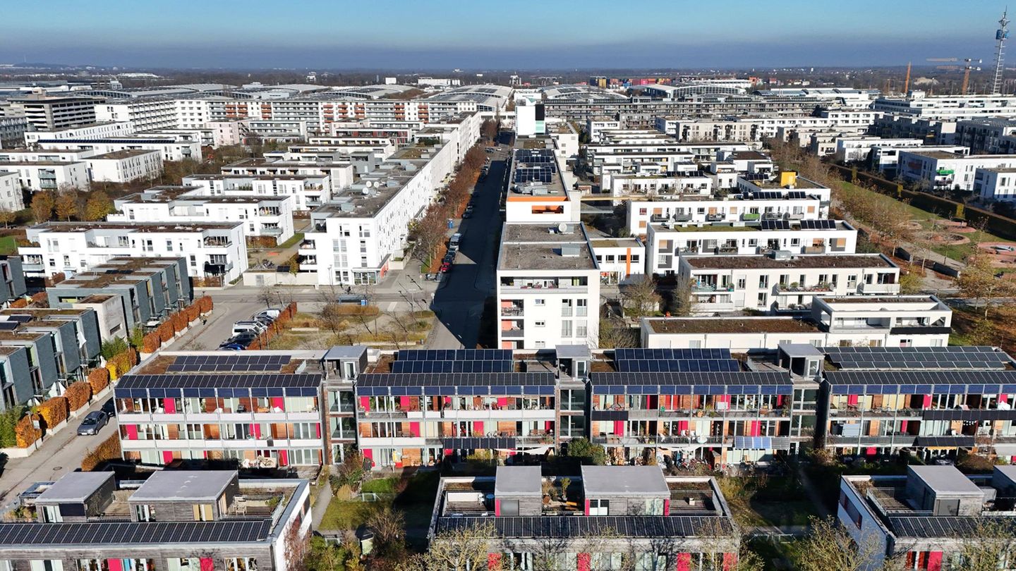 #1 München Die teuersten Reihenhäuser und die teuersten neuen Eigentumswohnungen gibt es in München. Die Maximalpreise aus Stuttgart (Platz drei) reichen laut dem Ranking in München gerade einmal für die günstigsten Reihenhäuser in mittlerer bis guter Lage. Die teuersten Immobilien wechselten demnach für 1,4 Millionen den Besitzer, die Durchschnittspreise lagen bei 990.000 Euro. Auffällig: Hamburg und Berlin lagen bei den Eigentumswohnungen in den Top 5, fehlten aber im Ranking für die Reihenhäuser.