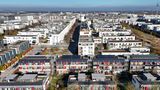 Die teuersten Reihenhäuser und die teuersten neuen Eigentumswohnungen gibt es in München. Die Maximalpreise aus Stuttgart (Platz drei) reichen laut dem Ranking in München gerade einmal für die günstigsten Reihenhäuser in mittlerer bis guter Lage. Die teuersten Immobilien wechselten demnach für 1,4 Millionen den Besitzer, die Durchschnittspreise lagen bei 990.000 Euro. Auffällig: Hamburg und Berlin lagen bei den Eigentumswohnungen in den Top 5, fehlten aber im Ranking für die Reihenhäuser. 