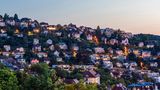 Wer in Stuttgart ein Reihenhaus kauft, muss sich auf die deutschlandweit dritthöchsten Preise einstellen. Da ist es nur ein kleiner Trost, dass Stuttgart bei den Eigentumswohnungen den zweiten Rang belegte. Ein Reihenhaus wechselt den Angaben zufolge im Schnitt für 655.000 Euro den Besitzer. Die Preisspanne fiel mit 550.000 bis 800.000 Euro signifikant aus. 