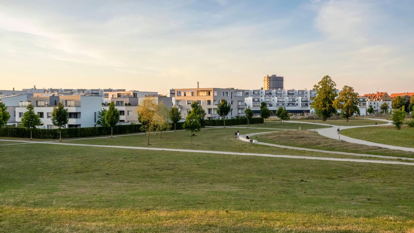 #9 Augsburg Das Ranking von "Haus.de" basiert auf dem aktuellen Immobilien-Preisspiegel der Landesbausparkassen LBS. Dort kostete ein bestehendes Reihenhaus ebenfalls bis zu 750.000 Euro und im Schnitt 550.000 Euro. Durch den etwas höheren Minimalpreis von 380.000 Euro reihen wir Augsburg in dieser Liste vor Köln auf Platz neun ein. Augsburg war im Eigentumswohnungsvergleich auf Platz zehn gekommen.