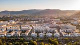 Wer in Heidelberg eine Eigentumswohnung kauft, zahlt lediglich Preise jenseits der Top 10. Ganz anders sieht es laut der Analyse bei Reihenhäusern aus. Begehrte Immobilien mit den genannten Kriterien können demnach knapp an der Millionengrenze liegen. In Heidelberg war die Preisspanne besonders extrem: von 530.000 bis 980.000 Euro, durchschnittlich 680.000 Euro. Davon können Käufer in der teuersten Reihenhäuser-Stadt Deutschlands jedoch nur träumen. Diese Summe würde noch nicht einmal für die billigsten Immobilien der Kategorie reichen. 