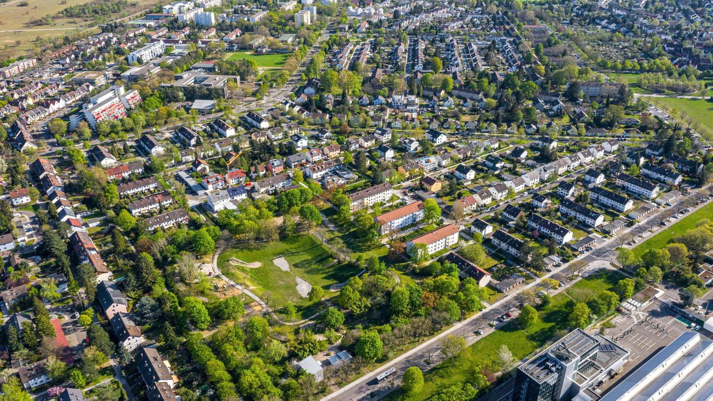575.000 Euro kostete ein Reihenhaus in mittlerer bis guter Lage den Angaben zufolge in Karlsruhe. Die Spanne fiel mit 440.000 bis 650.000 Euro vergleichsweise gering aus. 