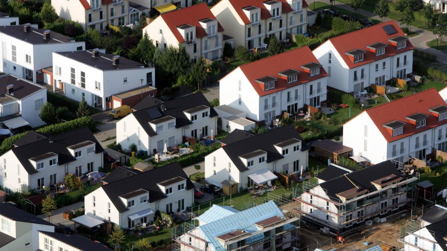 Eigentumswohnung oder Reihenhaus: Bei der Wahl können auch völlig unterschiedliche Preisniveaus am Wohnort eine Rolle spielen. So zeigt das Ranking der Zeitschrift "Das Haus" zu den teuersten Städten: Luxuspreise für Apartments bedeuten nicht zwangsläufig, dass auch Reihenhäuser sündhaft teuer sind – und umgekehrt. So auch bei der Nummer zehn auf der Liste der teuersten Städte für den Kauf eines Reihenhauses. Der Platz ging den Angaben zufolge mit Köln an eine Stadt, die nicht in den Top 10 zu den teuersten Regionen für Eigentumswohnungen aufgetaucht war. Ein Reihenhaus kostete demnach in der Rheinmetropole zwischen 345.000 bis 755.000 Euro, durchschnittlich 550.000 Euro. 