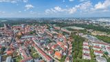 Der aktuelle LBS-Immobilien-Preisspiegel basiert auf einer Umfrage unter Immobilienvermittlern der LBS und Sparkasse von Anfang 2024 und umfasst rund 1000 Städte. Demnach kostete ein Reihenhaus in Ingolstadt zuletzt zwischen 440.000 bis 775.000 Euro und durchschnittlich 560.000 Euro. Der Stammsitz von Audi kam damit auf Platz sieben der teuersten Städte für ein Reihenhaus. 