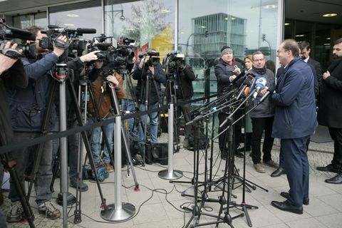 Journalisten vor dem Konrad-Adenauer-Haus