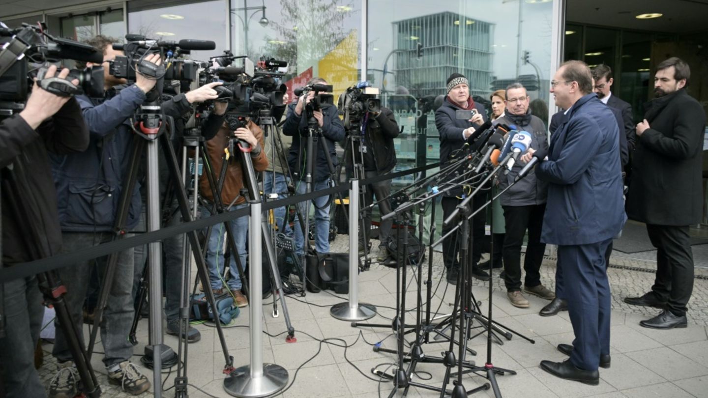 Journalisten vor dem Konrad-Adenauer-Haus