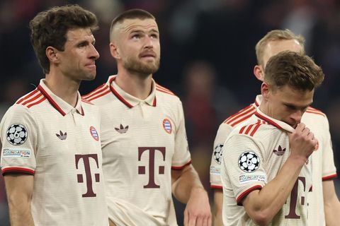 Thomas Müller (l.) Eric Dier, Konrad Laimer (verdeckt) und Josha Kimmich: Der FC Bayern steht vor dem Aus in der Königsklasse