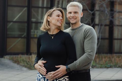 "GZSZ"-Star Lennart Borchert und seine Louisa werden Eltern.