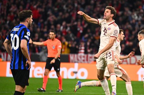 Thomas Müller (r.) bejubelt sein Tor gegen Inter Mailand