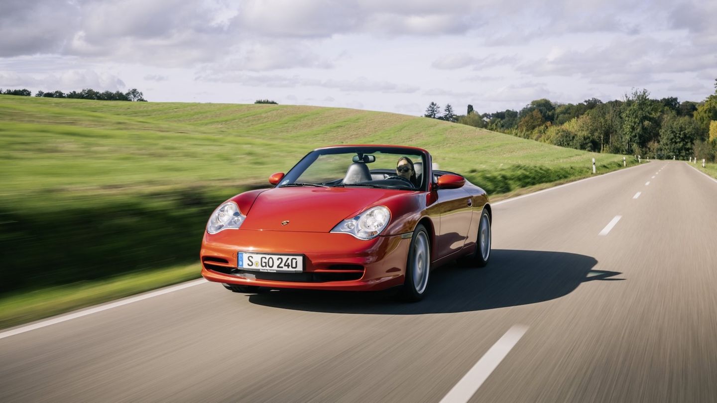 Porsche 996 Cabrio  Die Porsche 911 Cabriolets der früheren Generationen SC, Carrera, 964 oder 993 sind beeindruckende Sportwagen, doch ihre Stoffdächer waren eher erträgliche Kompromisse. Das änderte sich mit dem Porsche 996 Cabrio, der erstmals über ein vernünftiges Stoffdach verfügte, das den "Spiegelei-Augen-Elfer" auch mit geschlossenem Dach nicht einbremste. Noch besser wurde das Paket nach der Modellpflege mit 3,6 Litern Hubraum, 320 PS und einer echten Glasscheibe im Rückspiegel