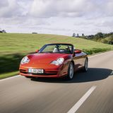 Porsche 996 Cabrio  Die Porsche 911 Cabriolets der früheren Generationen SC, Carrera, 964 oder 993 sind beeindruckende Sportwagen, doch ihre Stoffdächer waren eher erträgliche Kompromisse. Das änderte sich mit dem Porsche 996 Cabrio, der erstmals über ein vernünftiges Stoffdach verfügte, das den "Spiegelei-Augen-Elfer" auch mit geschlossenem Dach nicht einbremste. Noch besser wurde das Paket nach der Modellpflege mit 3,6 Litern Hubraum, 320 PS und einer echten Glasscheibe im Rückspiegel
