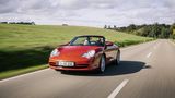 Porsche 996 Cabrio  Die Porsche 911 Cabriolets der früheren Generationen SC, Carrera, 964 oder 993 sind beeindruckende Sportwagen, doch ihre Stoffdächer waren eher erträgliche Kompromisse. Das änderte sich mit dem Porsche 996 Cabrio, der erstmals über ein vernünftiges Stoffdach verfügte, das den "Spiegelei-Augen-Elfer" auch mit geschlossenem Dach nicht einbremste. Noch besser wurde das Paket nach der Modellpflege mit 3,6 Litern Hubraum, 320 PS und einer echten Glasscheibe im Rückspiegel