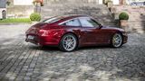 Porsche 997 Targa  Der Porsche 911 konnte als Targaversion nie die Stückzahlen von Coupé oder Cabriolet erreichen. Wie schon beim Porsche 993 war die Targaversion des 996 – erst nach der Modellpflege vorgestellt – eher eine Variante mit großem Glasschiebedach und praktischer Hecklappe. Begehrt nicht nur bei Herrenfahrern, sondern auch bei Piloten, die eine besonders gute Ausstattung bevorzugen. Bisweilen sind hier noch Schnäppchen zu machen