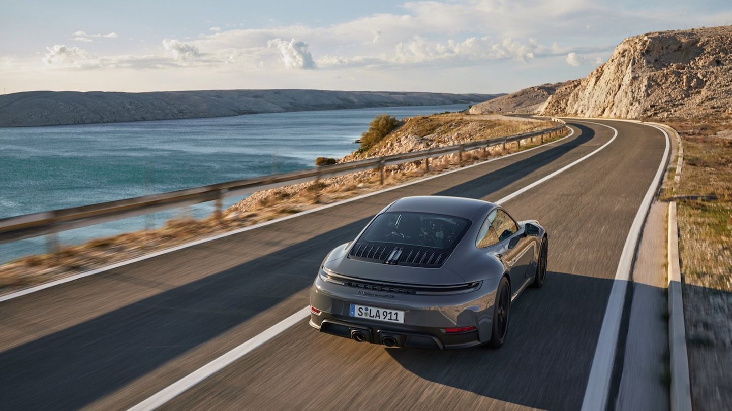 Porsche 992 GTS  Wer sich für den 992 Targa auch in der sportlicheren GTS-Version nicht erwärmen kann, dem sei die normale Coupéversion empfohlen – über 300 km/h schnell, edel und bei aller Kurvendynamik uneingeschränkt langstreckentauglich. Pure Sportlichkeit und ein kommender Klassiker