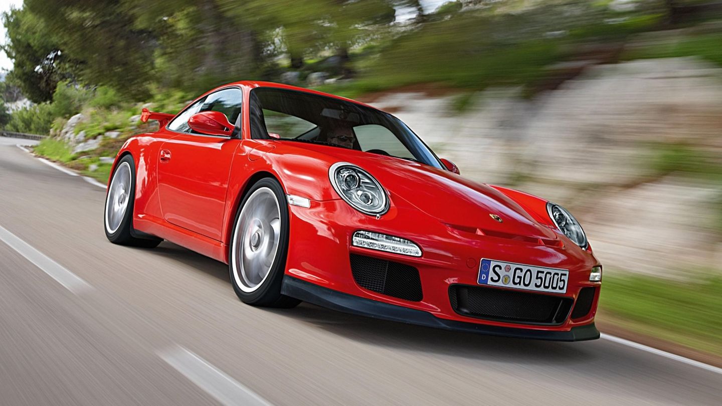 Porsche 997 GT3  Das Landstraßen- und Rennstreckenmonster ist einer der beliebtesten Elfer der Neuzeit. Ein hochdrehender 3,6-Liter-Saugboxer mit 415 PS und ein ungewöhnlicher Heckspoiler, der nicht nur der Optik wegen das Heck des Rennelfers verzierte. Nicht nur die elektronische Dämpferverstellung sorgte in der Sportwagenszene für Aufsehen, sondern auch Details wie das Clubsportpaket oder nach der MK2-Modellpflege die Leistungssteigerung auf 435 PS sowie beim GT3 RS auf 450 PS