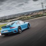 Porsche 991 Turbo S  Für viele ist der Porsche 991 Turbo bzw. Turbo S der perfekte Elfer und der beste Allround-Elfer aller Zeiten. Der Auftritt ist nicht so wuchtig wie beim Nachfolger 992, und egal ob die 540 PS des 991 Turbo oder die 570 PS des 911 Turbo S – die Fahrleistungen sind spektakulär. Das Coupé ist mit seiner Kombination aus elektronischem Fahrwerk, Doppelkupplungsgetriebe und Allradantrieb überraschend einfach zu fahren – und das unglaublich schnell