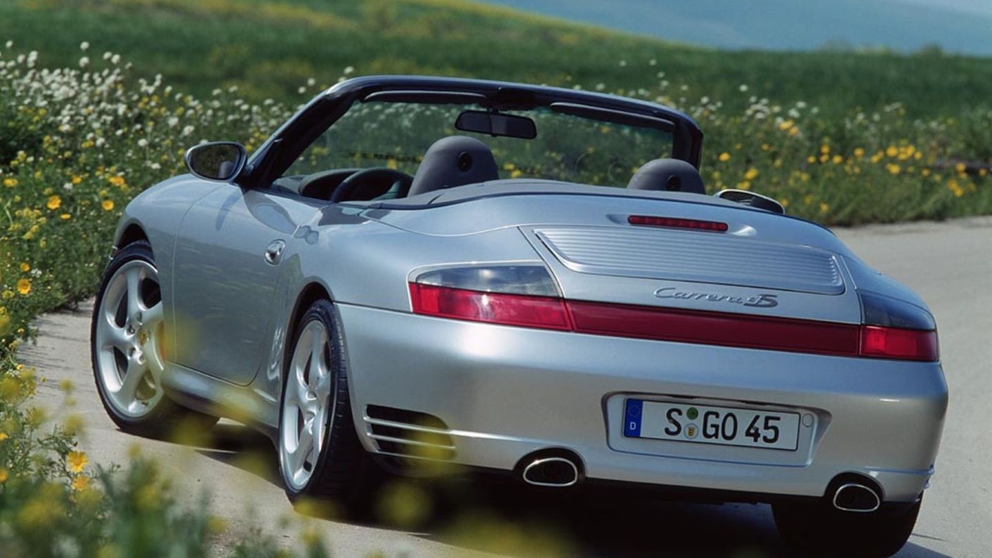 Porsche 996 4S  Anfangs war kaum davon auszugehen, dass dieser Carrera 4S der Generation Porsche 996 einmal derart begehrt sein würde. Doch 2003 vorgestellt, kombinierte er erstmals die breite Turbo-Karosserie mit dem 3,6-Liter-Saugmotor, der 320 PS oder mit Leistungssteigerung 345 PS leistete. Vorteil: Er verzichtet auf den polarisierenden Doppelheckflügel des Turbos und hat mit der roten Lichtleiste eines der schönsten Elfer-Hecks überhaupt. Preise ab 55.000 Euro