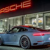 Porsche 991 GTS  Wer keinen Turbo will und auf großen Auftritt verzichten kann, findet mit dem Porsche 997 Carrera GTS 4 und dem 991 Carrera GTS 4 den wohl perfekten Elfer mit mächtiger Leistung, sportlichen Dreingaben und der begehrten Exklusivität der GTS-Modelle. Kein Wunder, dass viele gerade den 991 GTS 4 als Coupé oder Cabriolet in ihrer Traumgarage stehen haben wollen. Doch der 997 GTS kostet bereits knapp 100.000 Euro, und der 991 legt gut ausgestattet nochmals 40.000 Euro drauf. Wertsteigerungen garantiert