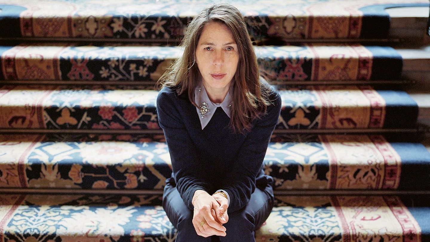 Die Autorin Rachel Kushner sitzt auf einer Treppe und blickt in die Kamera Die Autorin Rachel Kushner sitzt auf einer Treppe und blickt in die Kamera