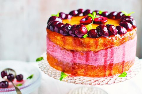 Geeiste Kirsch-Biskuit-Torte (Torta gelata alle ciliege)     Für 8 Personen  Für die Biskuitböden  Butter für die Form  3 Bio-Eier (Größe M)  150 g feinster Backzucker  1 Vanilleschote, längs halbiert und Mark herausgeschabt  1 Prise Salz  150 g Mehl, gesiebt  1 ½ TL Backpulver  150 ml Maraschino (Kirschlikör)  Für die Füllung  2 Gelatineblätter  750 g reife Süßkirschen, entsteint  3 EL Weißwein  Abrieb von ½ unbehandelten Bio-Zitrone  85 g feinster Backzucker  300 ml Crème double oder Schlagsahne, geschlagen  Zum Garnieren  7 EL Aprikosenkonfitüre  150 g Kirschen, entsteint und halbiert  einige kleine frische Minzblätter     Dieses grandiose Dessert ist eine Kreuzung aus semi-freddo (Halbgefrorenes) und Mousse – perfekt für Frühling oder Sommer. Die Zubereitung ist simpel, der Anblick fantastisch. Die Torte kann im Voraus zubereitet und 30–40 Minuten vor dem Servieren aus dem Tiefkühler geholt werden.  Den Backofen auf 180 °C vorheizen. Zwei runde, flache Kuchenformen (à 20 cm Ø) leicht einfetten und mit Backpapier auslegen. Den Boden einer Springform (20 cm Ø, 10 cm hoch) mit Backpapier belegen. Die Gelatineblätter in kaltem Wasser einweichen.  Für den Biskuit Eier und Zucker in einer Schüssel schaumig-hell aufschlagen. Vanillemark, Salz, Mehl und Backpulver unterrühren. Auf die flachen Kuchenformen verteilen und 15–20 Minuten backen. Auf Kuchengitter stürzen und abkühlen lassen.  Dann für die Füllung Kirschen, Wein, Zitronenabrieb und Zucker in einem Topf bei mittlerer Hitze unter Rühren garen, bis die Früchte sehr weich sind und die Flüssigkeit verdampft ist. Vom Herd nehmen und glatt pürieren. Wasser aus der Gelatine drücken und unter Rühren in der Kirschmischung auflösen. Abkühlen lassen und die Crème double unterheben.  Einen Biskuitboden mit der glatten Seite nach unten in die hohe Springform legen, die Hälfte des Maraschinos darüberträufeln und mit der Füllung bedecken. Den anderen Biskuit mit der glatten Seite nach oben darauflegen, leicht andrücken und mit dem restlichen Maraschino beträufeln. Mit Frischhaltefolie abdecken und mindestens 2 Stunden in den Tiefkühler stellen.  Die Torte vorsichtig aus der Form lösen und auf einen Servierteller setzen. Die Konfitüre durch ein Sieb streichen und für die Glasur leicht erhitzen. Auf der Oberseite der Torte verteilen und mit Kirschen und Minze dekorieren. Sofort servieren oder im Kühlschrank aufbewahren