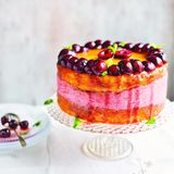 Geeiste Kirsch-Biskuit-Torte (Torta gelata alle ciliege)     Für 8 Personen  Für die Biskuitböden  Butter für die Form  3 Bio-Eier (Größe M)  150 g feinster Backzucker  1 Vanilleschote, längs halbiert und Mark herausgeschabt  1 Prise Salz  150 g Mehl, gesiebt  1 ½ TL Backpulver  150 ml Maraschino (Kirschlikör)  Für die Füllung  2 Gelatineblätter  750 g reife Süßkirschen, entsteint  3 EL Weißwein  Abrieb von ½ unbehandelten Bio-Zitrone  85 g feinster Backzucker  300 ml Crème double oder Schlagsahne, geschlagen  Zum Garnieren  7 EL Aprikosenkonfitüre  150 g Kirschen, entsteint und halbiert  einige kleine frische Minzblätter     Dieses grandiose Dessert ist eine Kreuzung aus semi-freddo (Halbgefrorenes) und Mousse – perfekt für Frühling oder Sommer. Die Zubereitung ist simpel, der Anblick fantastisch. Die Torte kann im Voraus zubereitet und 30–40 Minuten vor dem Servieren aus dem Tiefkühler geholt werden.  Den Backofen auf 180 °C vorheizen. Zwei runde, flache Kuchenformen (à 20 cm Ø) leicht einfetten und mit Backpapier auslegen. Den Boden einer Springform (20 cm Ø, 10 cm hoch) mit Backpapier belegen. Die Gelatineblätter in kaltem Wasser einweichen.  Für den Biskuit Eier und Zucker in einer Schüssel schaumig-hell aufschlagen. Vanillemark, Salz, Mehl und Backpulver unterrühren. Auf die flachen Kuchenformen verteilen und 15–20 Minuten backen. Auf Kuchengitter stürzen und abkühlen lassen.  Dann für die Füllung Kirschen, Wein, Zitronenabrieb und Zucker in einem Topf bei mittlerer Hitze unter Rühren garen, bis die Früchte sehr weich sind und die Flüssigkeit verdampft ist. Vom Herd nehmen und glatt pürieren. Wasser aus der Gelatine drücken und unter Rühren in der Kirschmischung auflösen. Abkühlen lassen und die Crème double unterheben.  Einen Biskuitboden mit der glatten Seite nach unten in die hohe Springform legen, die Hälfte des Maraschinos darüberträufeln und mit der Füllung bedecken. Den anderen Biskuit mit der glatten Seite nach oben darauflegen, leicht andrücken und mit dem restlichen Maraschino beträufeln. Mit Frischhaltefolie abdecken und mindestens 2 Stunden in den Tiefkühler stellen.  Die Torte vorsichtig aus der Form lösen und auf einen Servierteller setzen. Die Konfitüre durch ein Sieb streichen und für die Glasur leicht erhitzen. Auf der Oberseite der Torte verteilen und mit Kirschen und Minze dekorieren. Sofort servieren oder im Kühlschrank aufbewahren