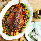 Gebratene Lammkeule mit Erbsen und Perlzwiebeln (Cosciotto d'agnello con piselli e cipolline)     Für 4 Personen  ½ Lammkeule (1,2 kg)  Salz und schwarzer Pfeffer aus der Mühle  etwas natives Olivenöl extra  150 ml trockener Weißwein  300 g Perlzwiebeln oder Schalotten  24 Taggiasca-Oliven (aus dem italienischen Feinkostladen), entsteint  2 Knoblauchzehen, leicht zerdrückt  4 Sardellenfilets, grob gehackt  150 g TK-Erbsen     Für einen besonderen Anlass oder als Sonntagsbraten ist dieses Gericht einfach perfekt. Die Kombination aus Perlzwiebeln, schwarzen Oliven, Sardellen, Knoblauch und Erbsen passt wunderbar zum saftigen Lammfleisch. Die Taggiasca-Oliven können Sie durch griechische Kalamata-Oliven ersetzen, die dem Gericht ein leicht säuerliches Aroma verleihen.  Den Backofen auf 200 °C vorheizen. Das Lammfleisch rundum mit Salz, Pfeffer und Olivenöl einreiben. In eine Bratreine legen und 20 Minuten im Ofen braten.  Die Hälfte des Weins zugießen und weitere 20 Minuten garen. Restlichen Wein, Perlzwiebeln, Oliven, Knoblauch und Sardellen zugeben, mit Alufolie abdecken und 70 Minuten schmoren.  Die Erbsen zufügen und 10 Minuten garen. Die Alufolie abnehmen und das Fleisch weitere 10 Minuten braten.  Aus dem Backofen nehmen und 5 Minuten ruhen lassen. Die Lammkeule auf einem Schneidebrett tranchieren und mit Gemüse und Bratensaft servieren