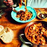 Vegane Linsen-"Bolognese" (Ragù vegano di lenticchie)     Für 6 Personen  280 g getrocknete braune oder grüne Linsen  5 EL natives Olivenöl extra, plus mehr zum Beträufeln  1 kleine Zwiebel, fein gehackt  1 Stange Staudensellerie, fein gehackt  1 kleine Karotte, fein gewürfelt  100 g Kürbis, fein gewürfelt  2 Knoblauchzehen, davon 1 zerdrückt  2 Lorbeerblätter  200 g braune Champignons, geputzt und in feine Scheiben geschnitten  400 ml Tomatenpassata  ca. 900 ml heiße Gemüsebrühe  Salz  500 g Pappardelle (ohne Ei)  getrocknete Chiliflocken zum Servieren (nach Belieben)     Linsen stellen die perfekte Alternative zum Fleisch der traditionellen Bolognesesauce dar. Das mit ein paar Grundzutaten leicht zuzubereitende Gericht ergibt eine herzhafte, nährstoffreiche Mahlzeit. Zum Ragù passen Pappardelle ganz hervorragend, aber Sie können auch Tagliatelle, Penne, Farfalle oder einfach Ihre Lieblingspasta nehmen. Damit es noch aromatischer wird, habe ich Kürbis und Pilze zugefügt. Oder Sie probieren stattdessen ein anderes Gemüse bzw. lassen beides einfach weg. Nur die Soffritto-Grundzutaten Zwiebel, Staudensellerie und Karotte dürfen nicht fehlen.  Die Linsen in einem Sieb unter fließendem kalten Wasser abspülen. Das Olivenöl in einem Topf erhitzen. Zwiebel, Staudensellerie, Karotte, Kürbis und Knoblauch bei mittlerer Hitze einige Minuten anschwitzen. Dann Linsen, Lorbeerblätter und Champignons unterrühren und einige Minuten garen.  Passata und Brühe zugießen und zum Kochen bringen. Die Temperatur reduzieren und 1 Stunde leise köcheln lassen, bis die Linsen gar sind. Je nach Linsensorte benötigt man mehr oder weniger Brühe. Deshalb die Brühe nach und nach zufügen.  Gegen Ende der Garzeit Wasser mit Salz in einem großen Topf zum Kochen bringen und die Pasta al dente garen. Die Pasta mit einer Küchenzange zur Linsen-"Bolognese" geben, gut vermengen und etwas heißes Pastakochwasser zugießen, um die Sauce dünnflüssiger zu machen.  Vom Herd nehmen, mit Olivenöl beträufeln, nach Belieben mit Chiliflocken bestreuen und servieren