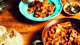 Vegane Linsen-"Bolognese" (Ragù vegano di lenticchie)     Für 6 Personen  280 g getrocknete braune oder grüne Linsen  5 EL natives Olivenöl extra, plus mehr zum Beträufeln  1 kleine Zwiebel, fein gehackt  1 Stange Staudensellerie, fein gehackt  1 kleine Karotte, fein gewürfelt  100 g Kürbis, fein gewürfelt  2 Knoblauchzehen, davon 1 zerdrückt  2 Lorbeerblätter  200 g braune Champignons, geputzt und in feine Scheiben geschnitten  400 ml Tomatenpassata  ca. 900 ml heiße Gemüsebrühe  Salz  500 g Pappardelle (ohne Ei)  getrocknete Chiliflocken zum Servieren (nach Belieben)     Linsen stellen die perfekte Alternative zum Fleisch der traditionellen Bolognesesauce dar. Das mit ein paar Grundzutaten leicht zuzubereitende Gericht ergibt eine herzhafte, nährstoffreiche Mahlzeit. Zum Ragù passen Pappardelle ganz hervorragend, aber Sie können auch Tagliatelle, Penne, Farfalle oder einfach Ihre Lieblingspasta nehmen. Damit es noch aromatischer wird, habe ich Kürbis und Pilze zugefügt. Oder Sie probieren stattdessen ein anderes Gemüse bzw. lassen beides einfach weg. Nur die Soffritto-Grundzutaten Zwiebel, Staudensellerie und Karotte dürfen nicht fehlen.  Die Linsen in einem Sieb unter fließendem kalten Wasser abspülen. Das Olivenöl in einem Topf erhitzen. Zwiebel, Staudensellerie, Karotte, Kürbis und Knoblauch bei mittlerer Hitze einige Minuten anschwitzen. Dann Linsen, Lorbeerblätter und Champignons unterrühren und einige Minuten garen.  Passata und Brühe zugießen und zum Kochen bringen. Die Temperatur reduzieren und 1 Stunde leise köcheln lassen, bis die Linsen gar sind. Je nach Linsensorte benötigt man mehr oder weniger Brühe. Deshalb die Brühe nach und nach zufügen.  Gegen Ende der Garzeit Wasser mit Salz in einem großen Topf zum Kochen bringen und die Pasta al dente garen. Die Pasta mit einer Küchenzange zur Linsen-"Bolognese" geben, gut vermengen und etwas heißes Pastakochwasser zugießen, um die Sauce dünnflüssiger zu machen.  Vom Herd nehmen, mit Olivenöl beträufeln, nach Belieben mit Chiliflocken bestreuen und servieren